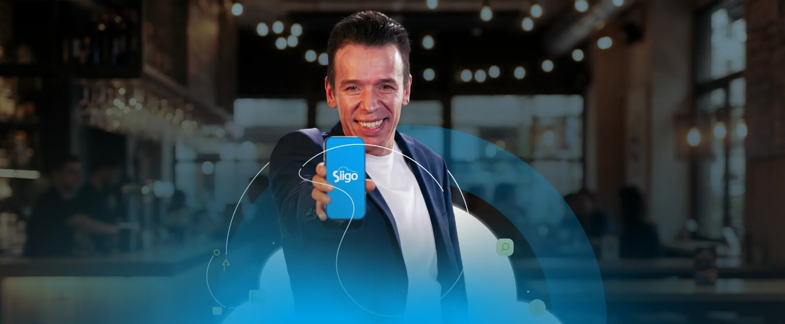 Embajador usando la app Siigo POS en celular para gestionar un restaurante