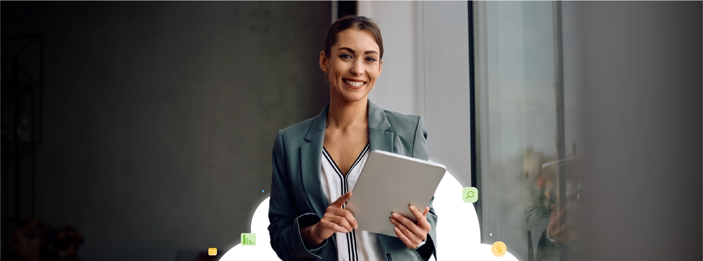Mujer con una tablet en las manos sonriendo